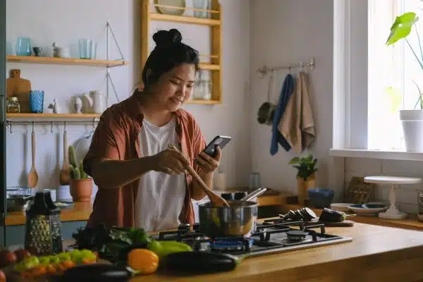 Coques de téléphone avec supports intégrés : Parfaites pour les recettes en cuisine